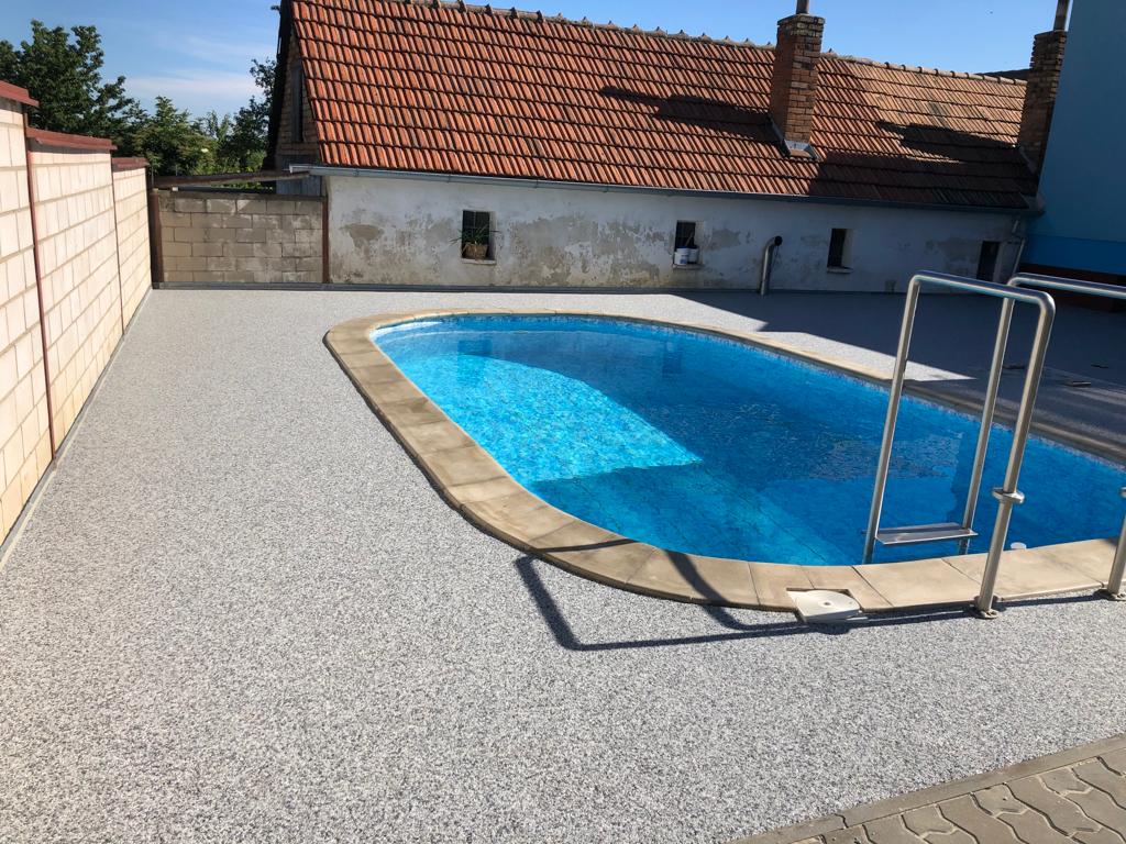 Kamenný koberec k bazénu?