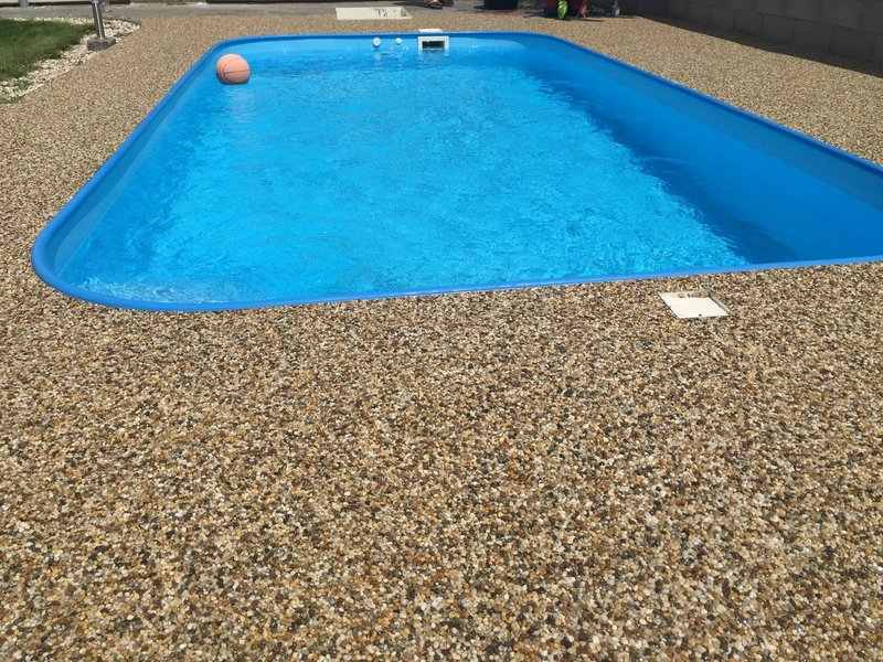 Kamenný koberec okolo bazénů