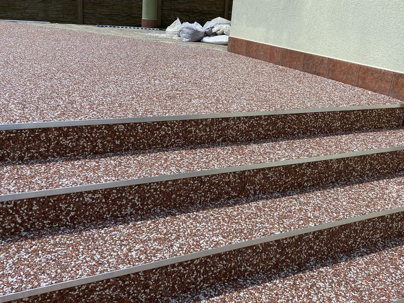 Mramorový kamenný koberec MIX 010 na schody, realizováno v Mistříně